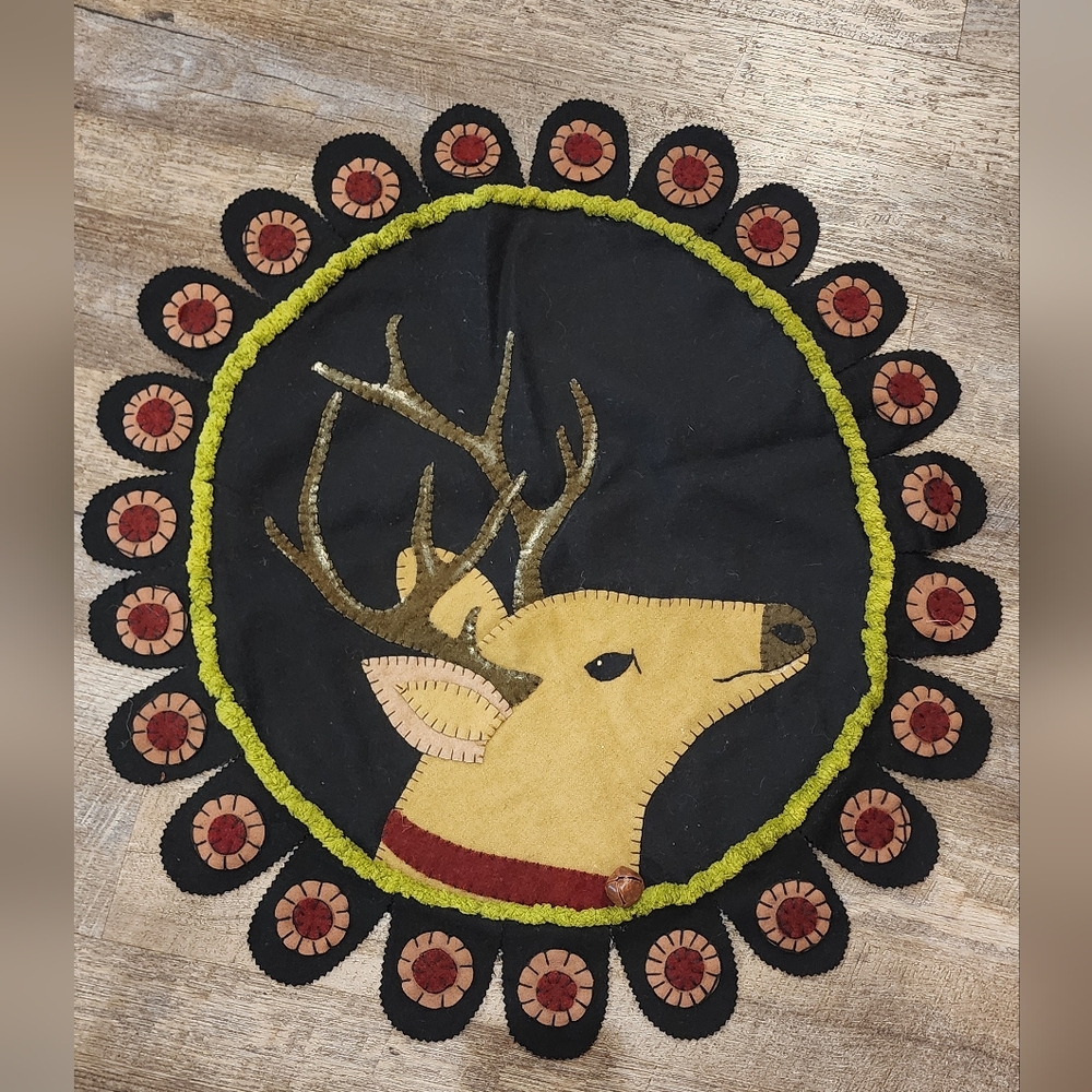 Handcrafted table round reindeer doily